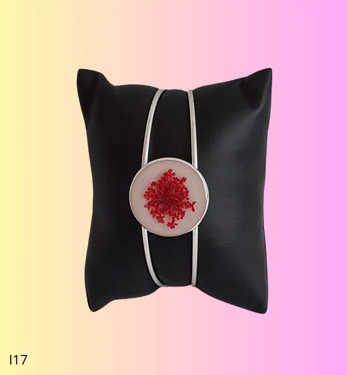 Bracelet fleur rouge fond blanc