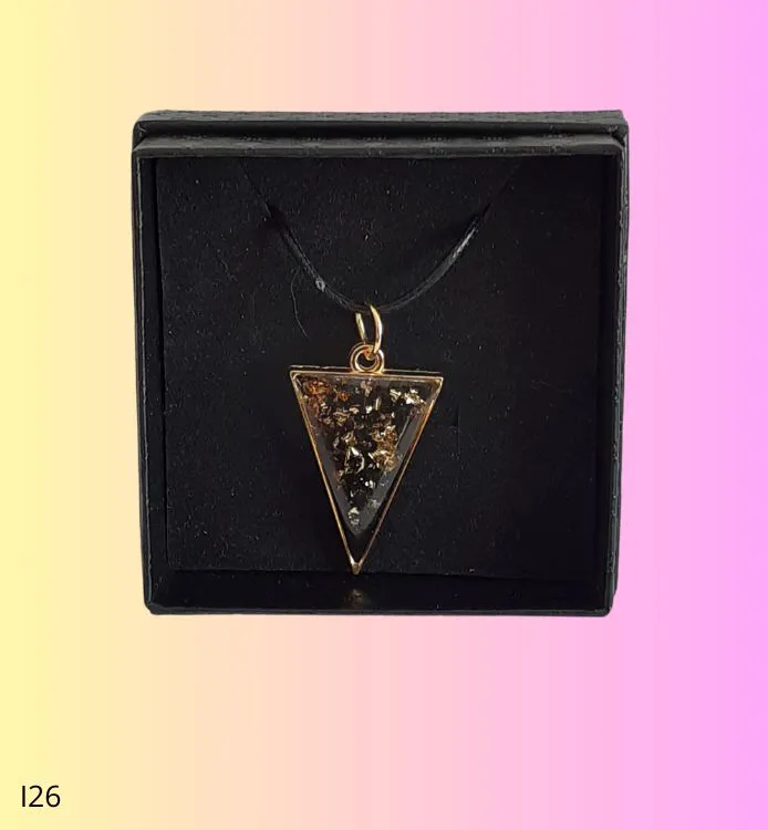 Collier pendentif triangle dorée noir pépite d'or