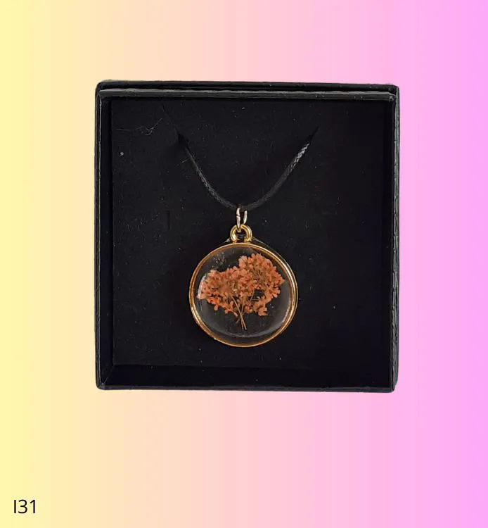 Collier pendentif rond doré fleur carotte