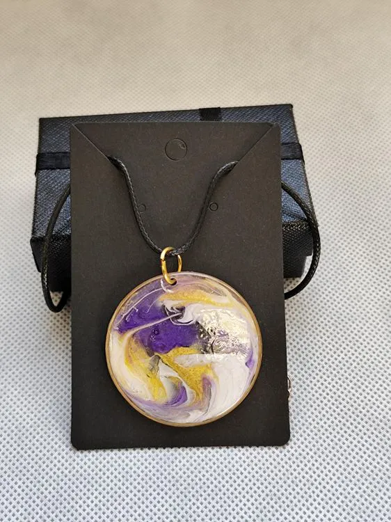 Collier rond volute violet, gris, dorée