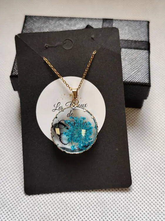 Collier papillon, fleur carotte bleu