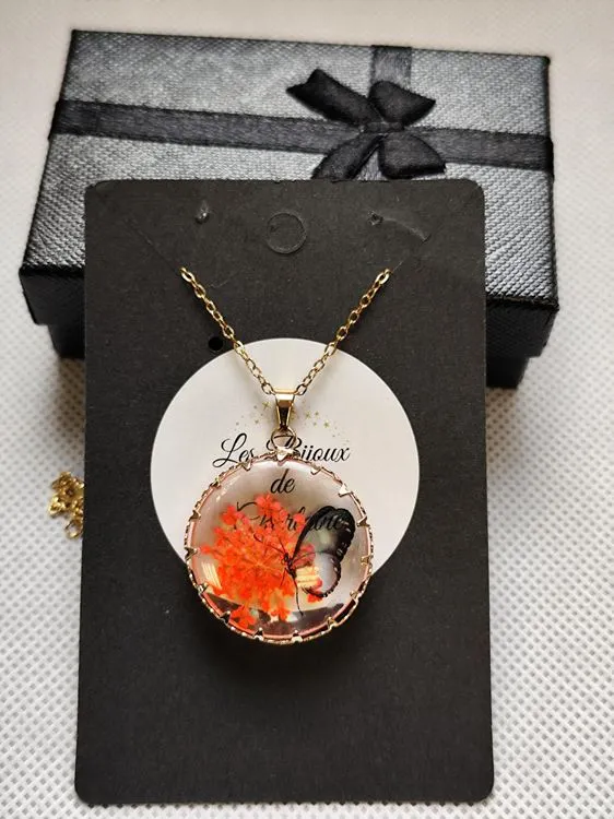 Collier papillon, fleur carotte orange